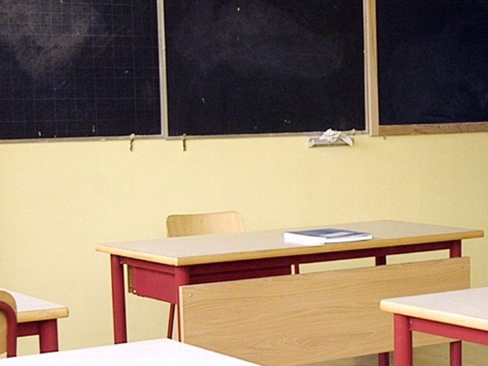 Bambino si rifiuta di tenere la mascherina in classe: allontanato dalla scuola