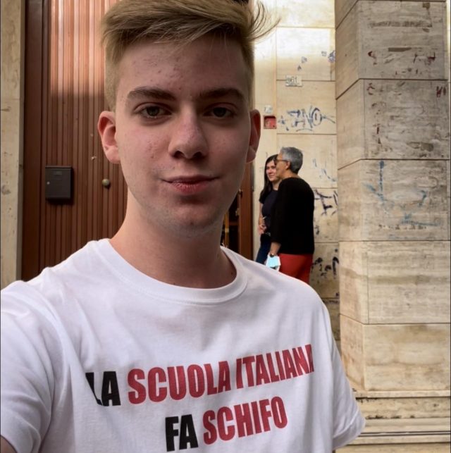 “La scuola italiana fa schifo”, la frase choc sulla maglietta alla maturità