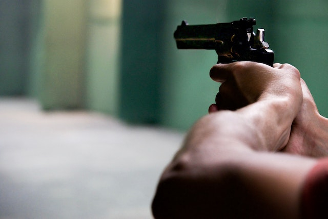 Bullismo: 14enne minaccia compagno di scuola con una pistola