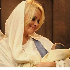 Pamela Anderson interpreterà una Vergine Maria al silicone