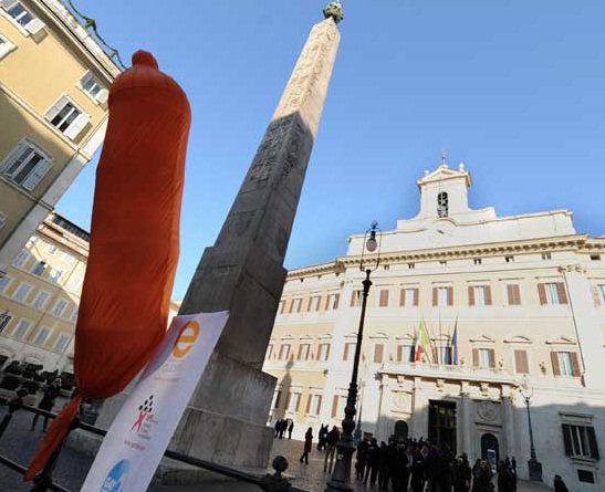 Che ci faceva un mega condom a Piazza Montecitorio?
