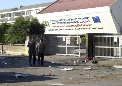 Esplosione davanti  a una scuola di Brindisi: muore una ragazza, numerosi i feriti