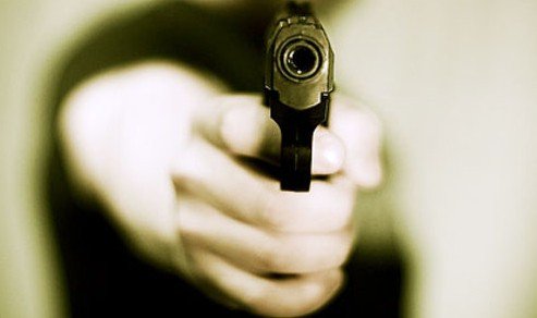 In classe con la pistola minaccia alunni e prof