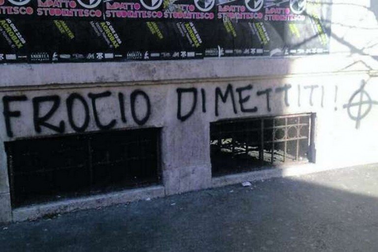 Scritte omofobe sul muro di una scuola di Roma