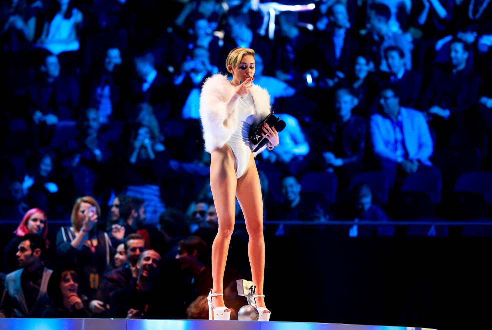 Miley Cyrus si fa una canna sul palco e Lady Gaga dice stop agli spinelli