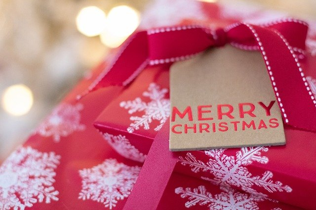 Come risparmiare sui regali di Natale: 10 consigli per regali economici