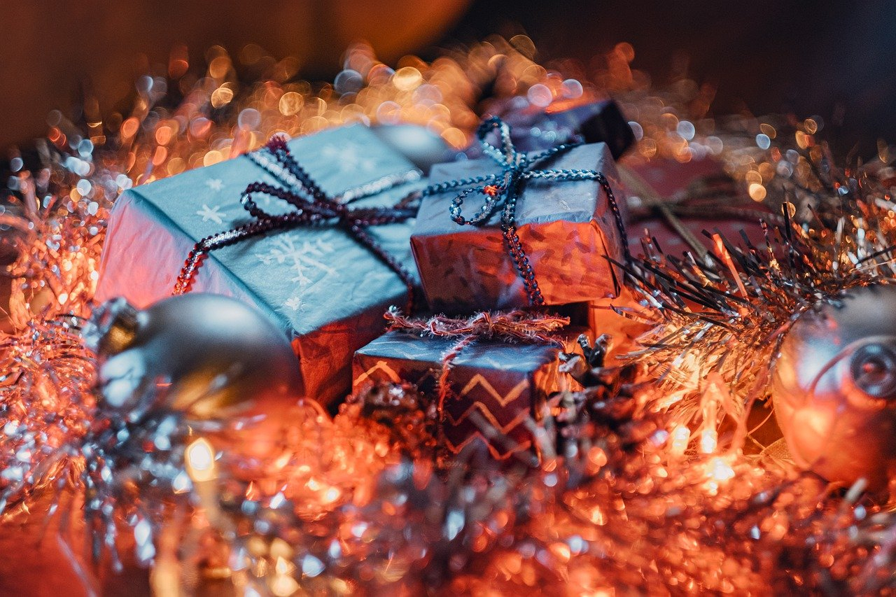 Come risparmiare sui regali di Natale: 10 consigli per regali economici