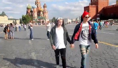 Due ragazzi mano nella mano a Mosca: la reazione choc dei passanti