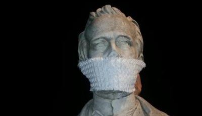 Protesta contro la 'buona scuola': studenti imbavagliano statue