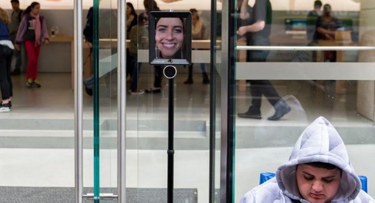 iPhone 6S, ragazza fa la fila attraverso un robot