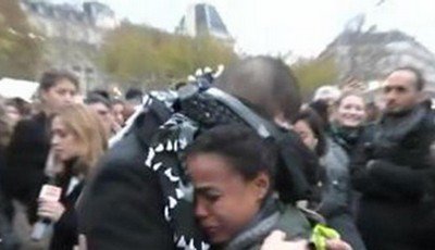 Musulmano bendato chiede un abbraccio ai parigini: le reazioni in un video