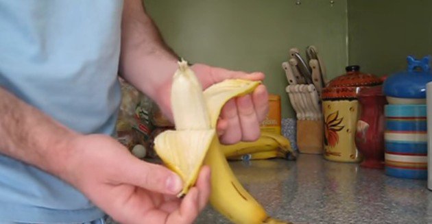 Banane sbucciate come non avete mai visto, il video