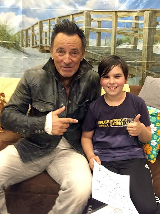 Bambino a scuola con la giustifica firmata da Bruce Springsteen