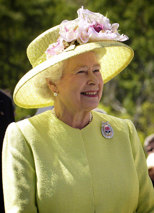 La regina Elisabetta a caccia di un social media manager: offerta da urlo