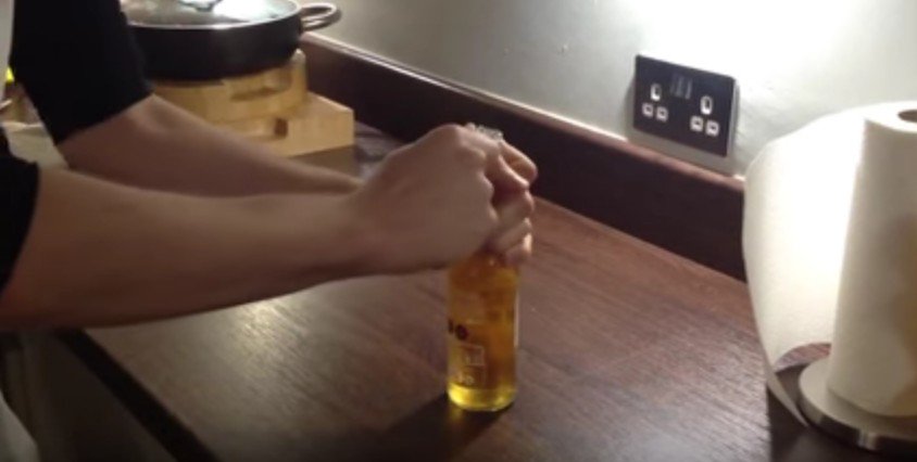 Ecco il modo più assurdo per aprire una birra, il video