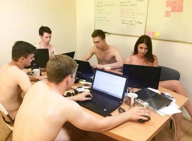L'ordine viene preso alla lettera: in Bielorussia si va nudi in ufficio