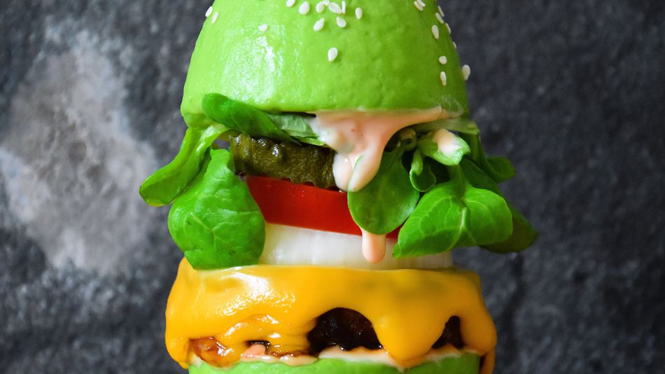 Fette di avocado al posto del panino, l'hamburger diventa light