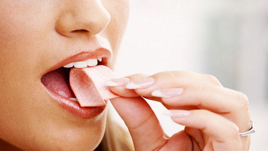 Ecco cosa fare quando il chewing gum si appiccica addosso