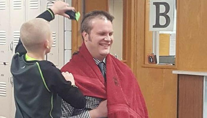 Insegnante si fa rasare i capelli in segno di solidarietà al suo allievo preso in giro dai compagni