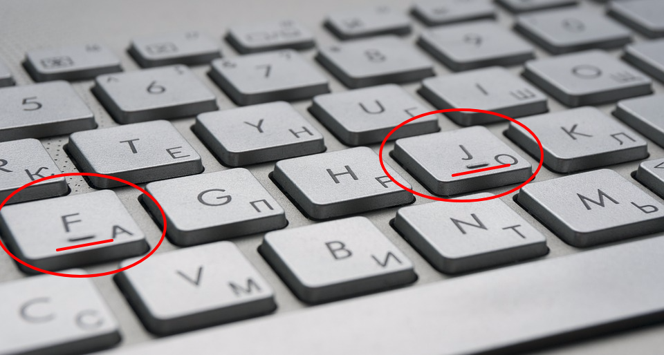 A cosa servono le lineette in rilievo sulle lettere F e J della tastiera del PC