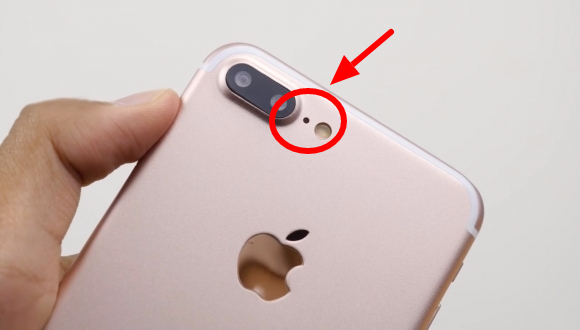A cosa serve il buco accanto la fotocamera dell'iPhone?