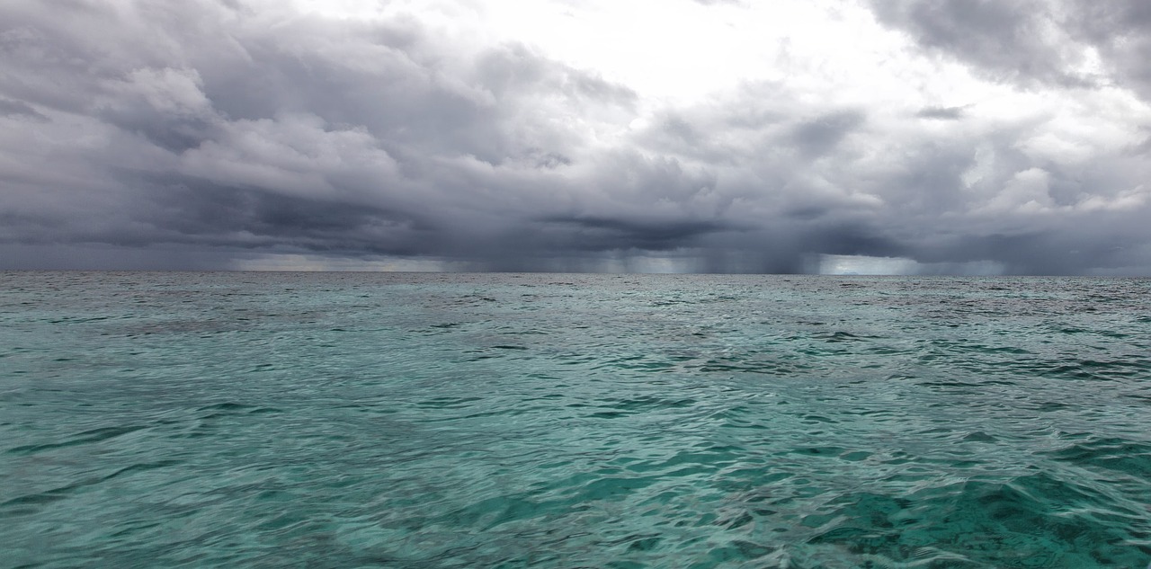 Mare in tempesta: cosa fare se si è fuori o in acqua