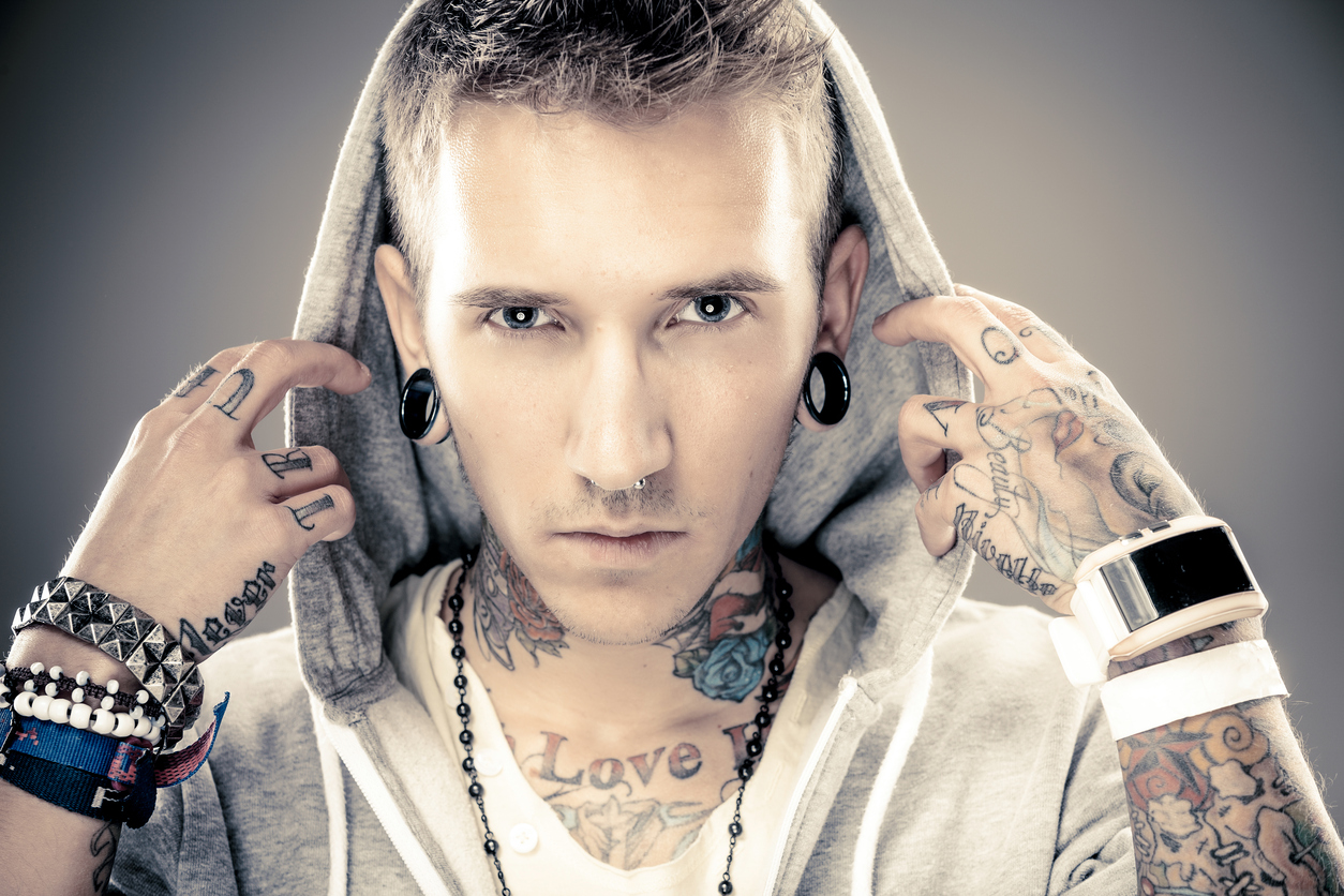 Tema sui Tatuaggi e Piercing