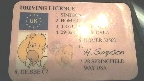 Guida con la patente falsa di Homer Simpson: scatta la denuncia