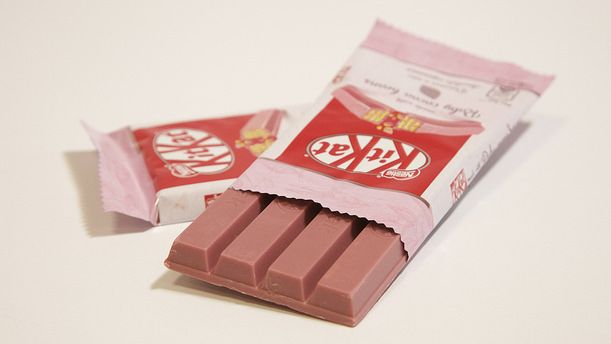 Novità KitKat: le barrette di cioccolato si tingono di rosa