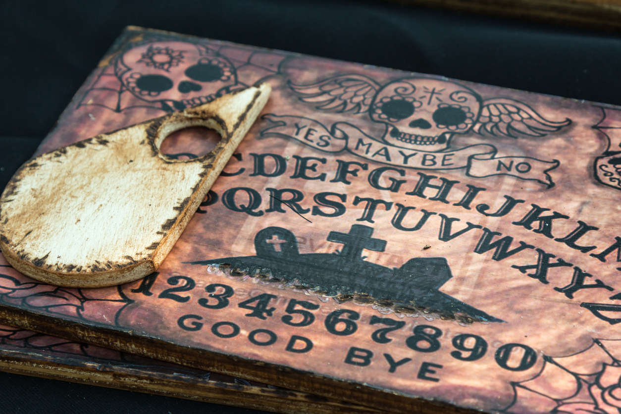 Cos'è la Tavola Ouija: regole e pericoli