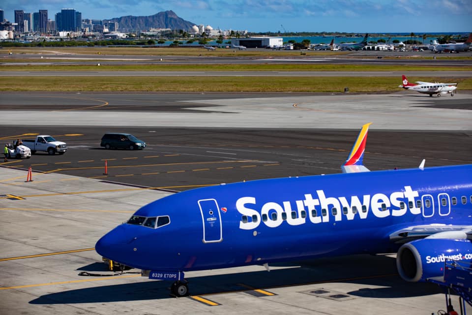 Hostess della Southwest Airlines si nasconde nella cappelliera: le immagini diventano virali