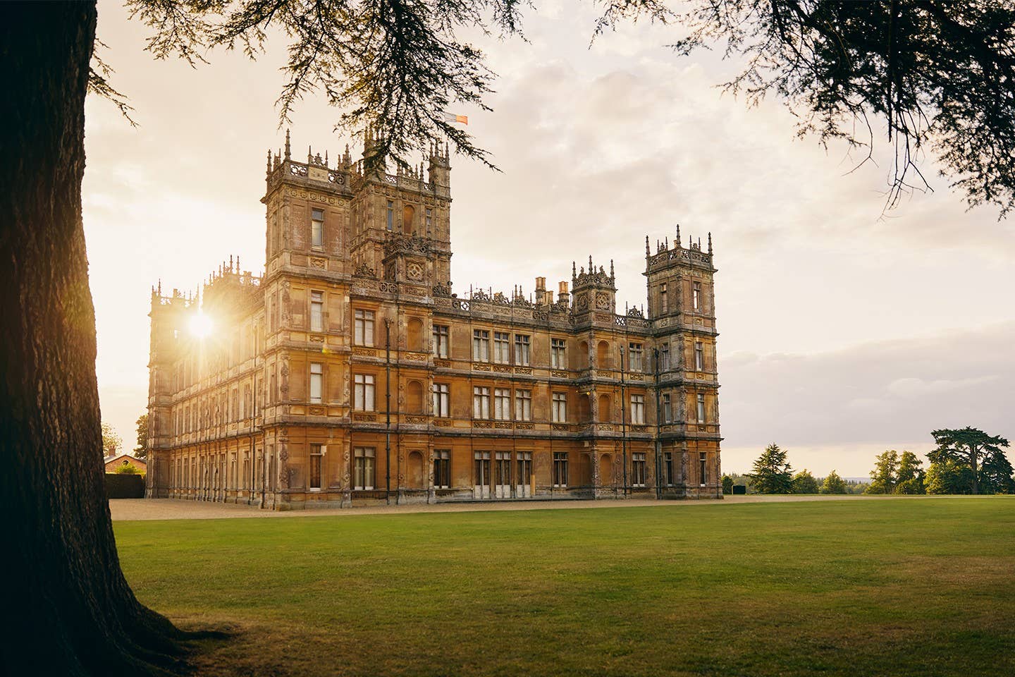 Downton Abbey, prenota su Airbnb una notta al Highclere Castle in occasione dell’uscita del film