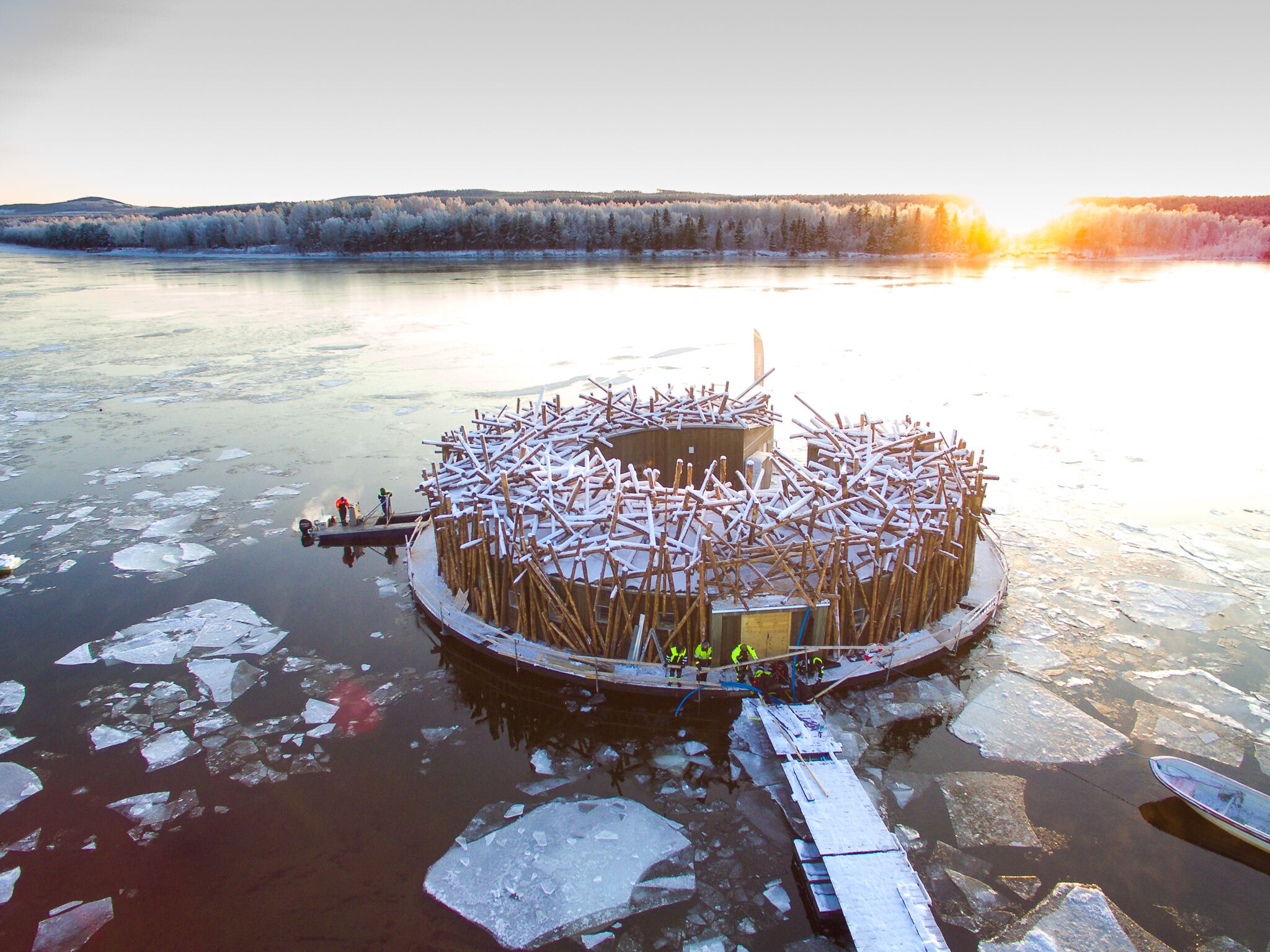 Arctic Bath Hotel e Spa, apre l’albergo galleggiante da cui ammirare l’aurora boreale in Svezia