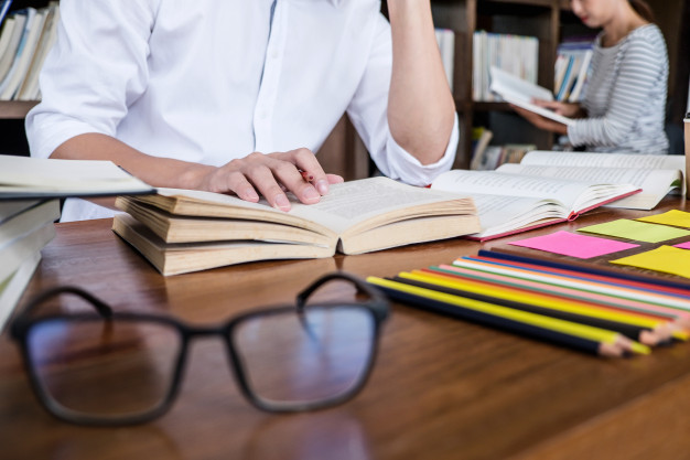 Compiti a casa e scuola: gli studenti italiani ci dedicano più tempo rispetto agli altri alunni europei