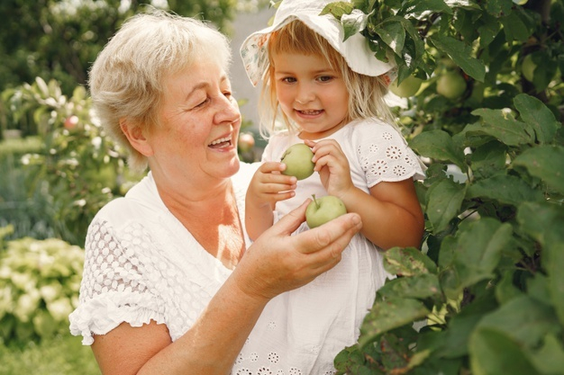 Festa dei nonni 2023, le più belle poesie d'autore