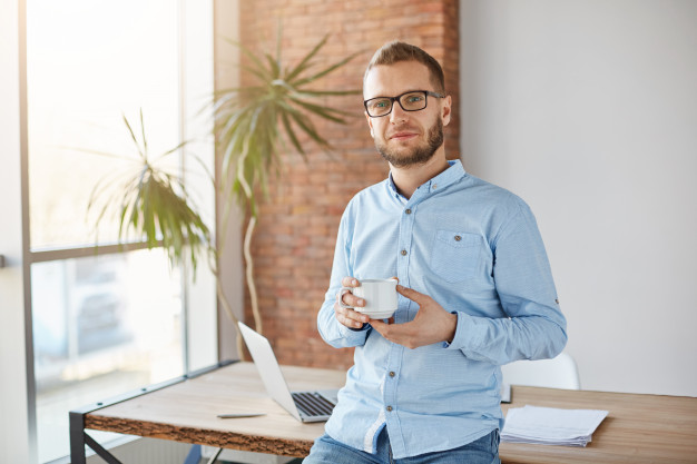 Outfit smart working per lui: il look adatto alle video call