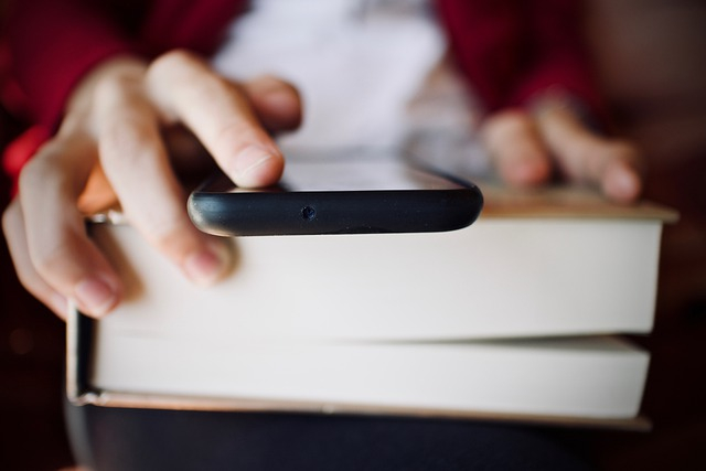 Allarme smartphone: creano dipendenza come fumo e alcol