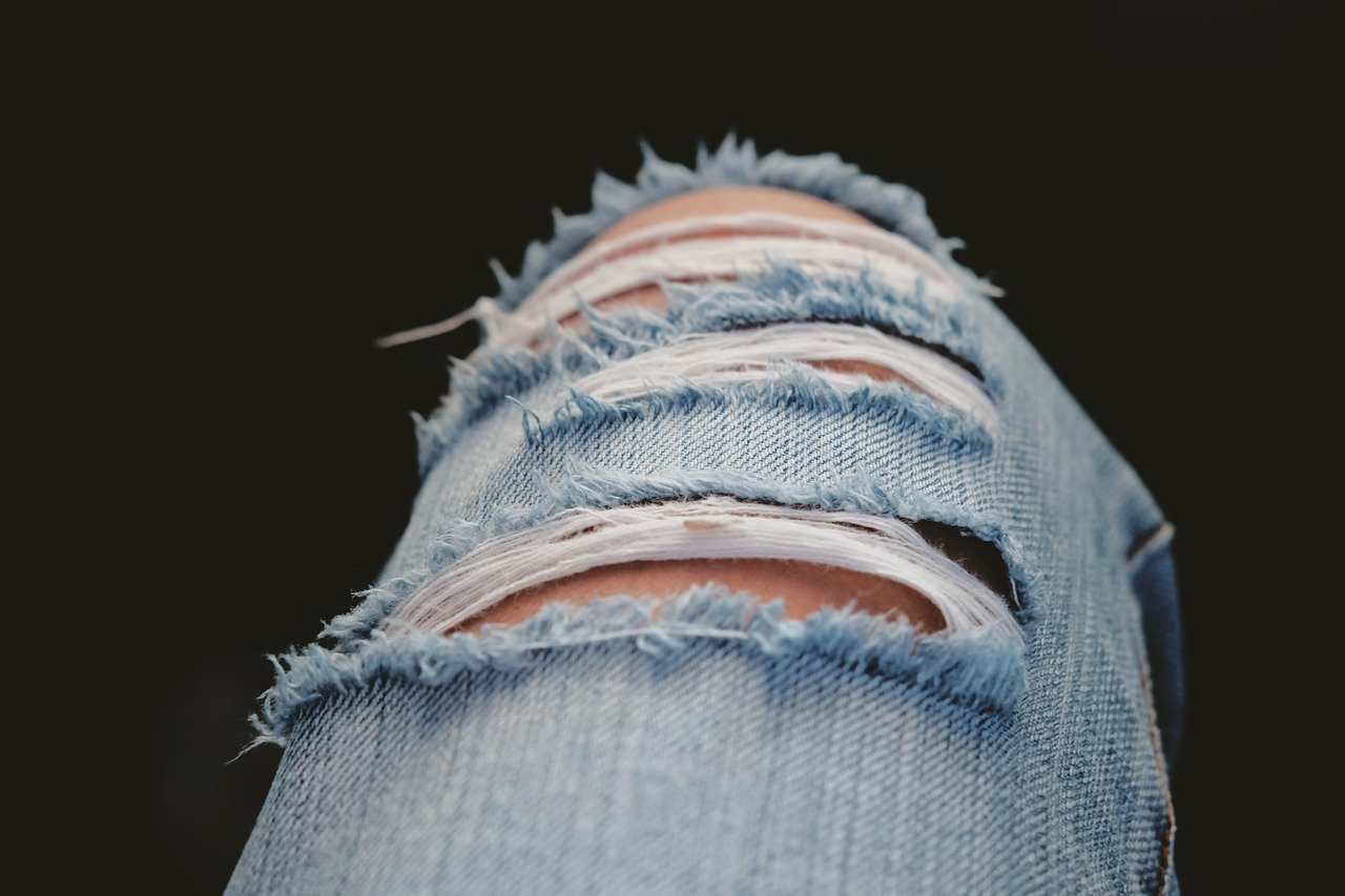 Vicepreside copre jeans strappato della studentessa con scotch da pacchi