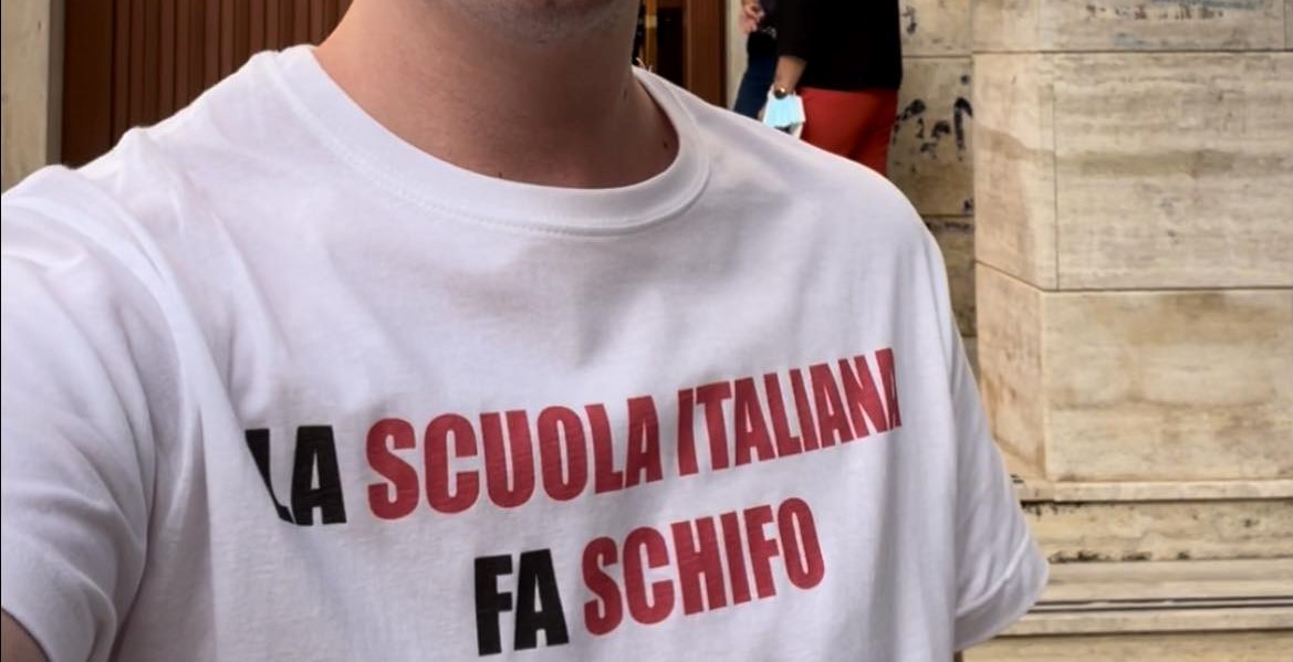 “La scuola italiana fa schifo”, la frase choc sulla maglietta alla maturità
