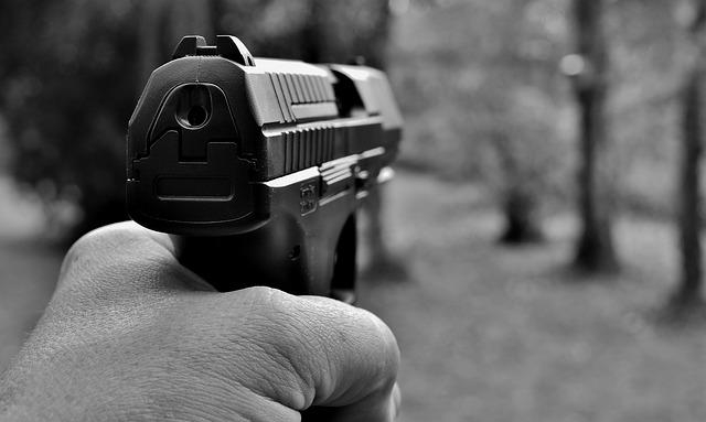 15enne va a scuola con pistola giocattolo: preside chiama polizia