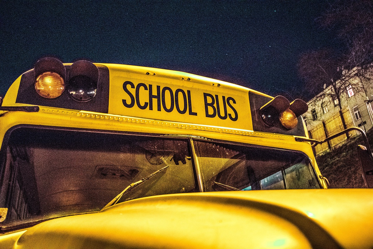 Scuolabus gratis per gli alunni con almeno un genitore italiano: polemica in Abruzzo