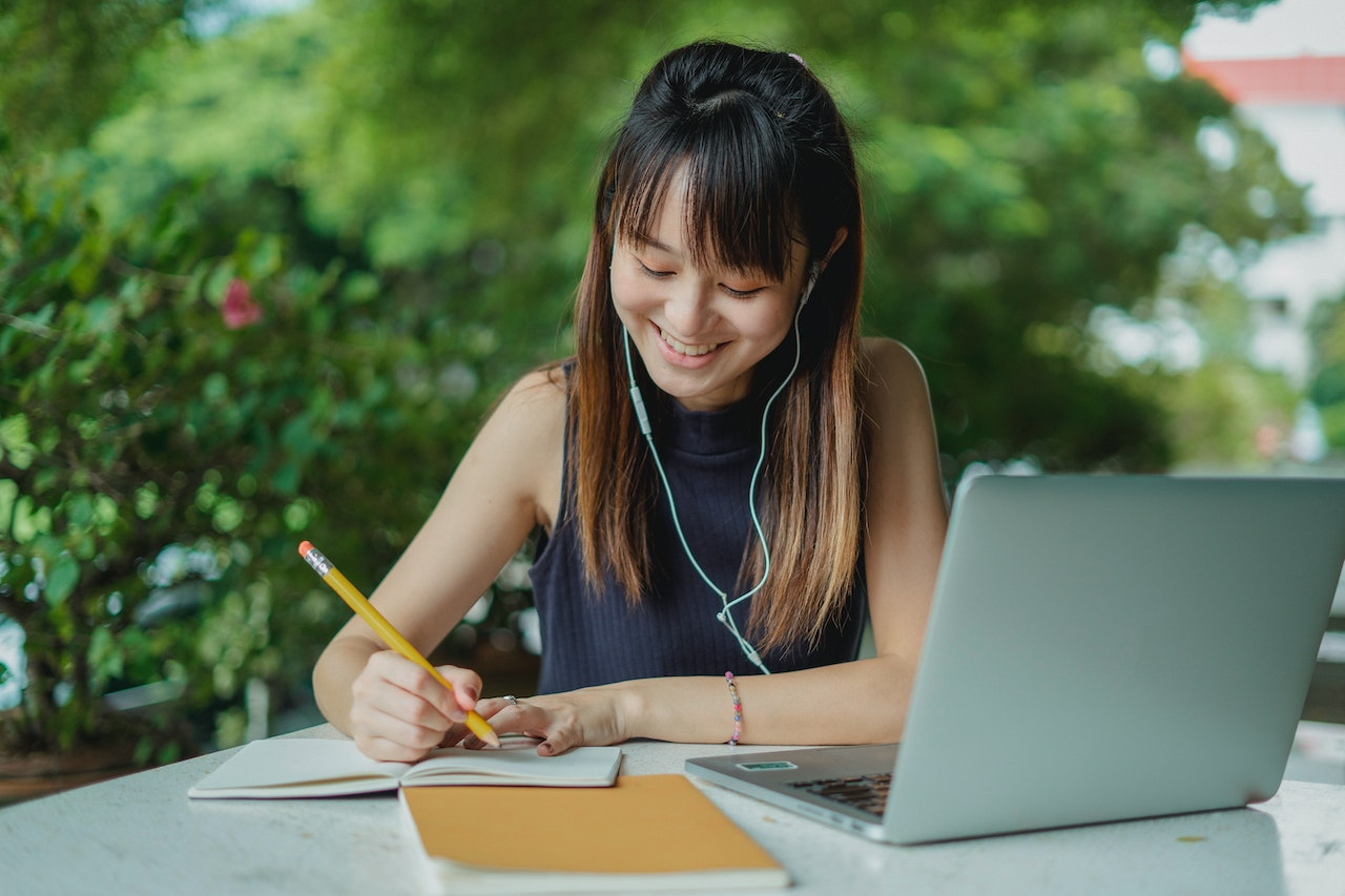 Studiare ascoltando musica assicura voti più alti: lo studio