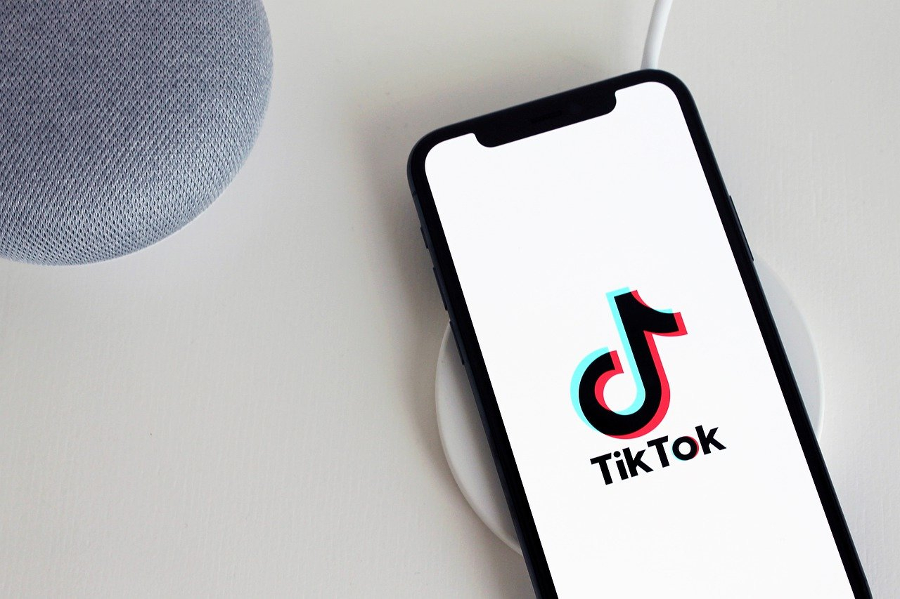 Allarme insegnanti su TikTok: pubblicano video degli studenti