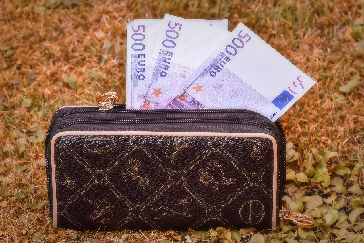Aumenti insufficienti: la Gilda propone integrare la carta docente nello stipendio