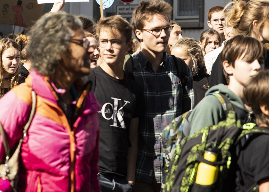 Pezzo di intonaco si stacca da scuola colpendo studenti che stanno manifestando