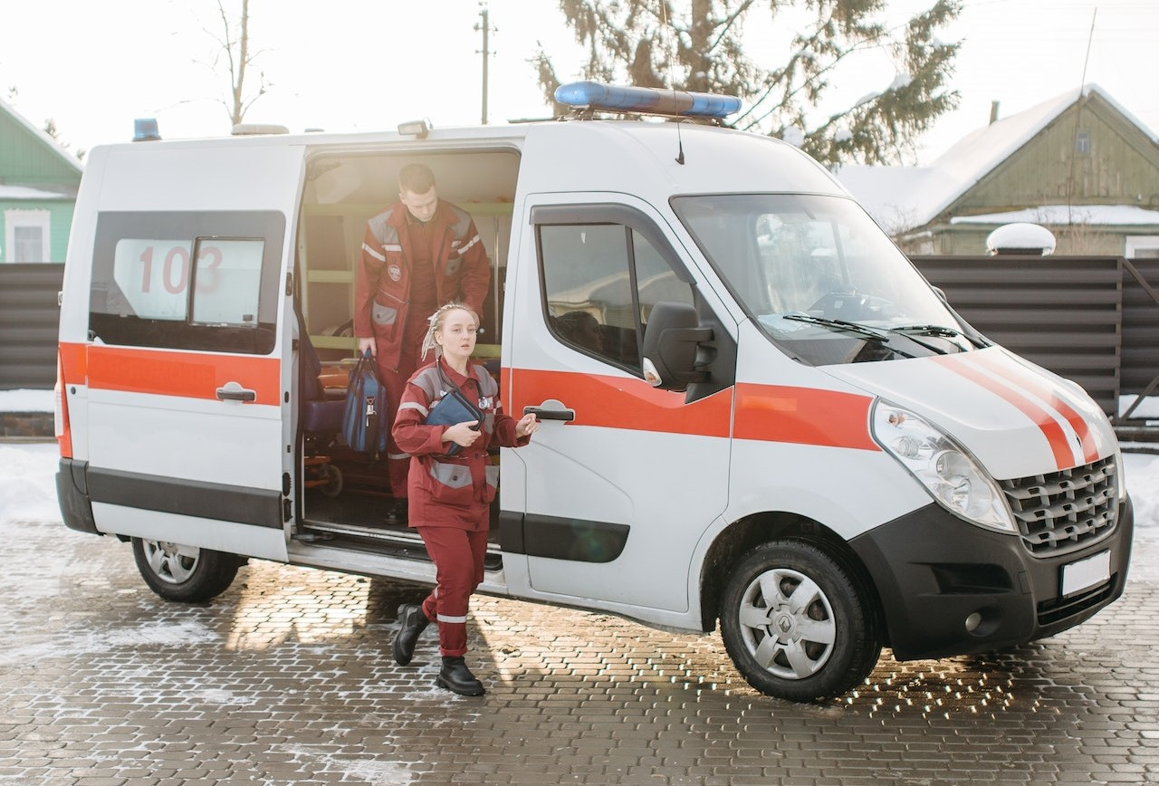 Spray urticante in una scuola media, evacuati 350 alunni