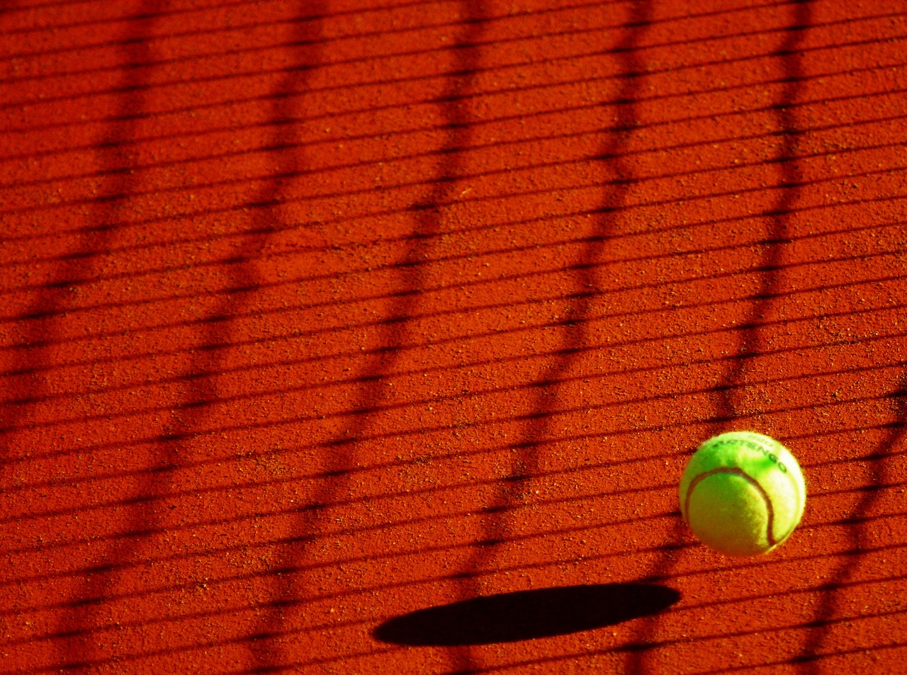 Silenziare le sedie con le palline da tennis: l'idea di una scuola sarda