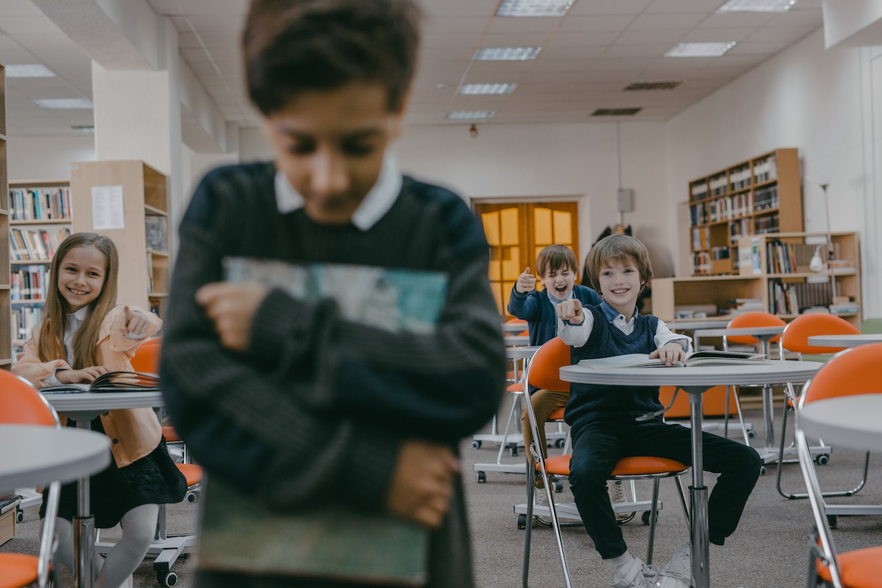 Studenti più colpiti da bullismo sono quelli poveri e che vanno peggio a scuola