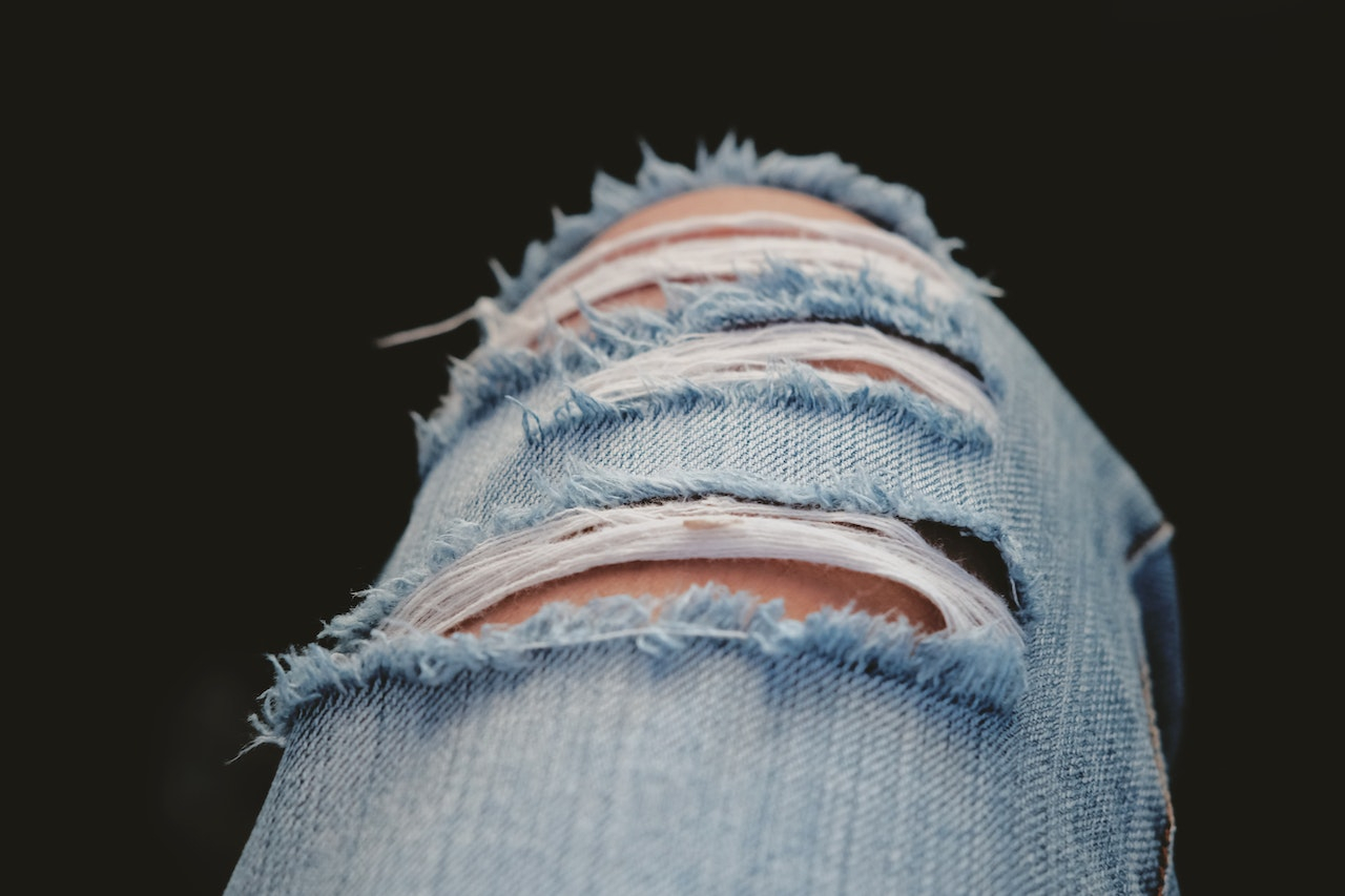 Alunni costretti a coprire jeans strappati con nastro adesivo: scoppia la polemica