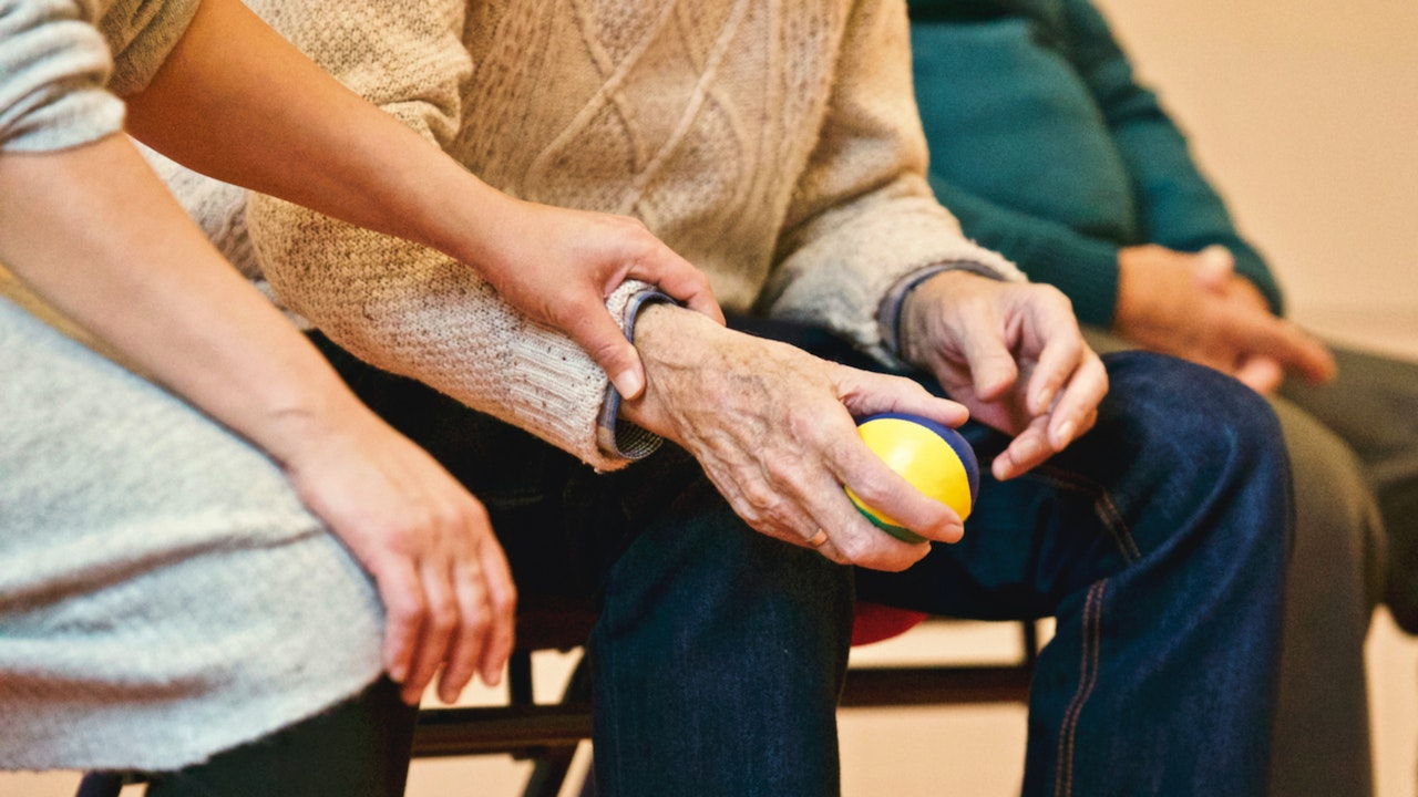 Ex studenti visitano il loro insegnante dopo 70 anni